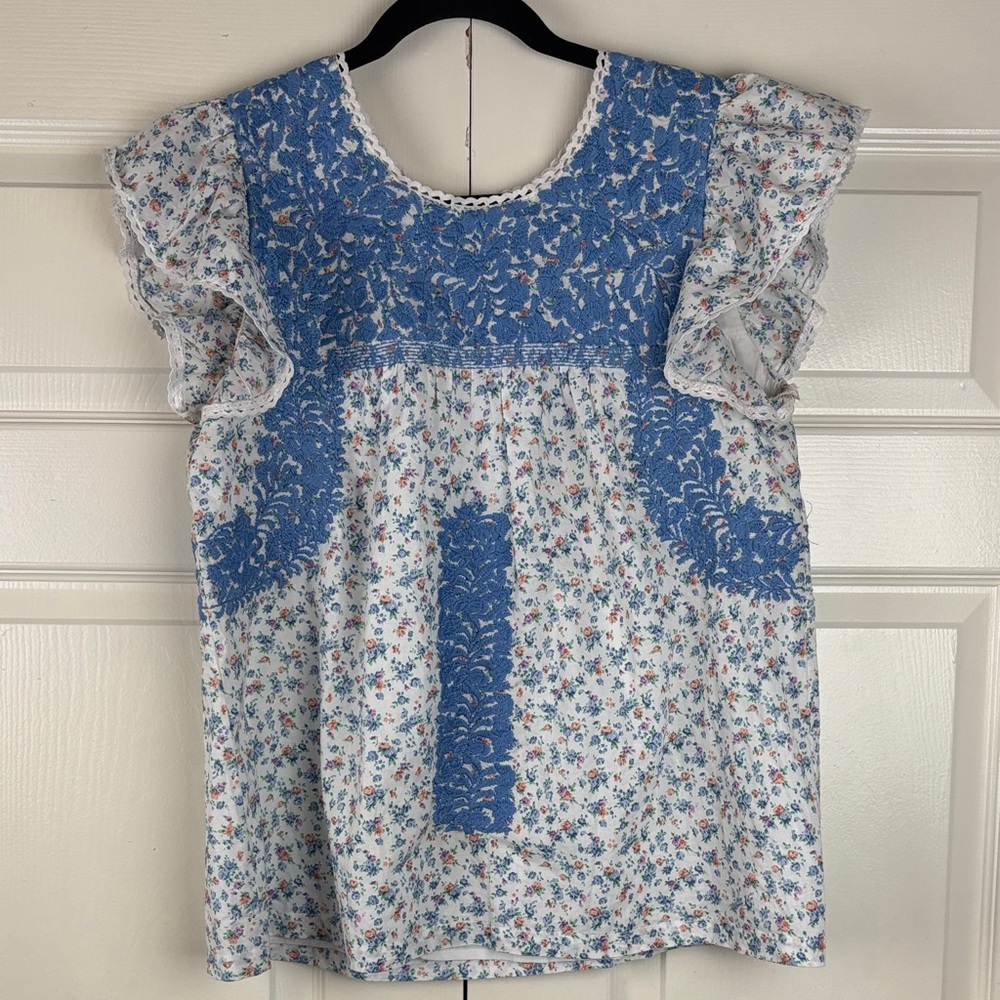 J. Marie Embroidered Floral Blue and White Blouse with Ruffle Sleeves Size Small